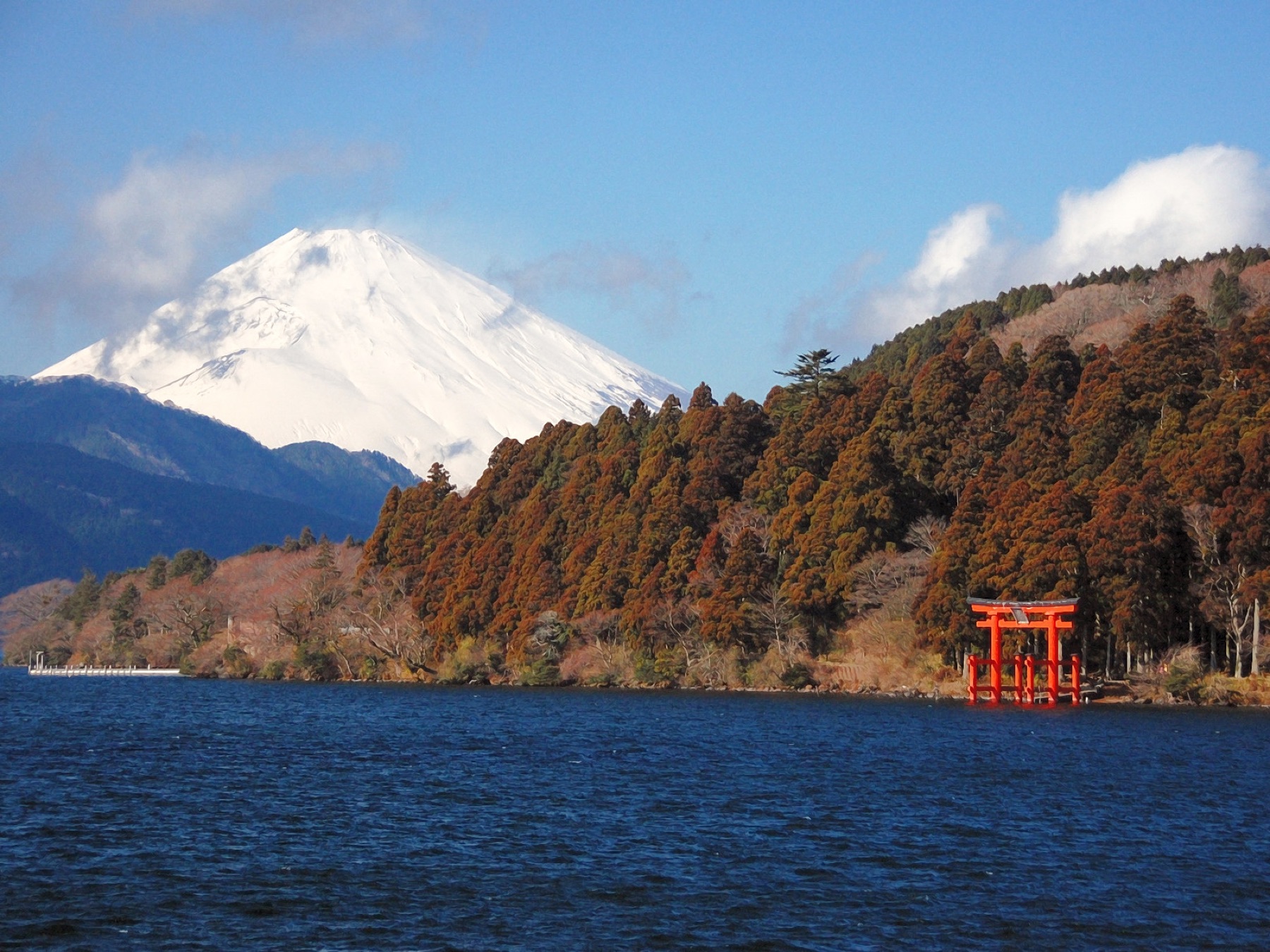 Lake Ashi, its waterside torii and Mount Fuji on a clear winter day